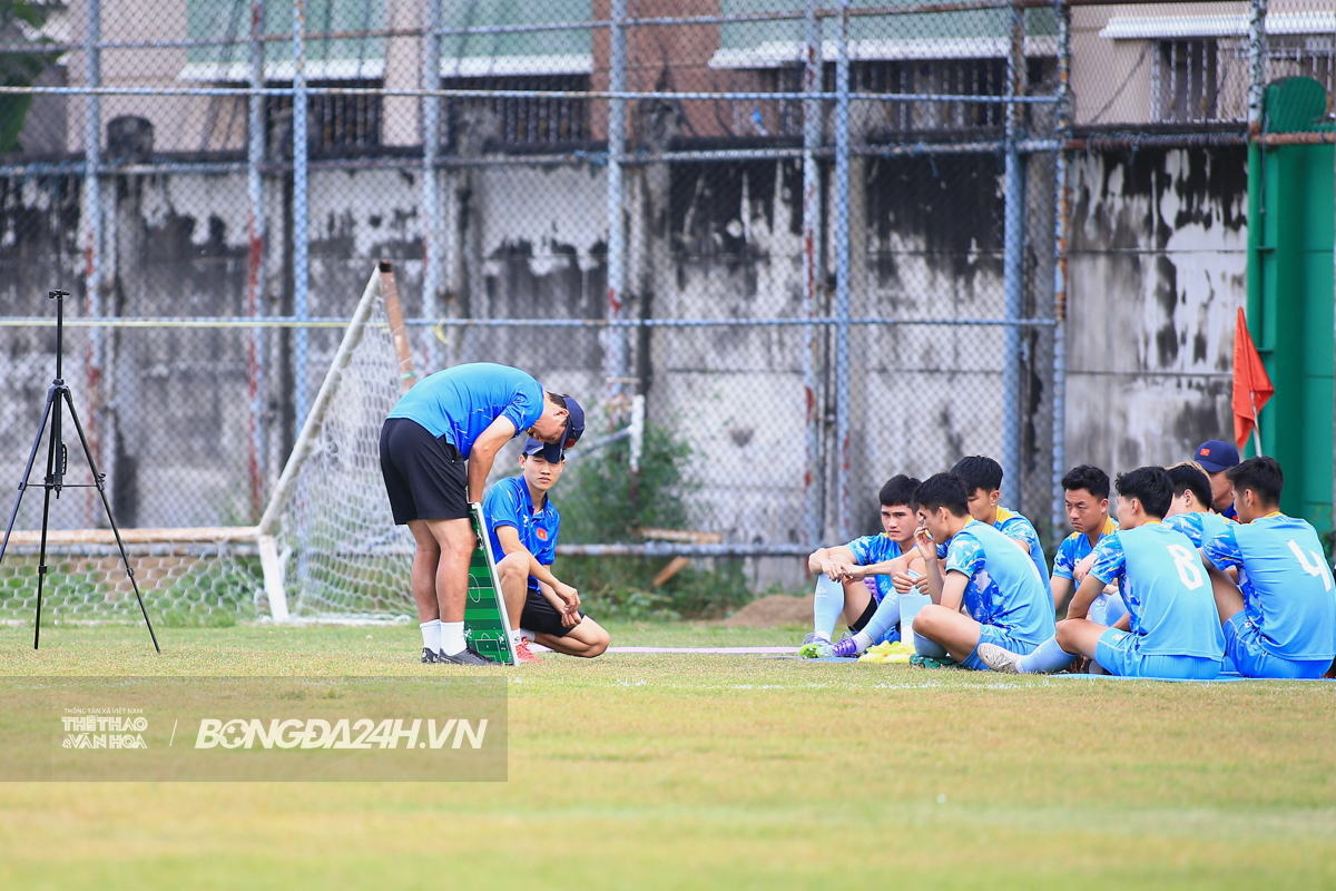 HLV Kim Sang Sik đem sa bàn vào sân tập 1 HLV Kim Sang Sik đem sa bàn vào sân tập 1