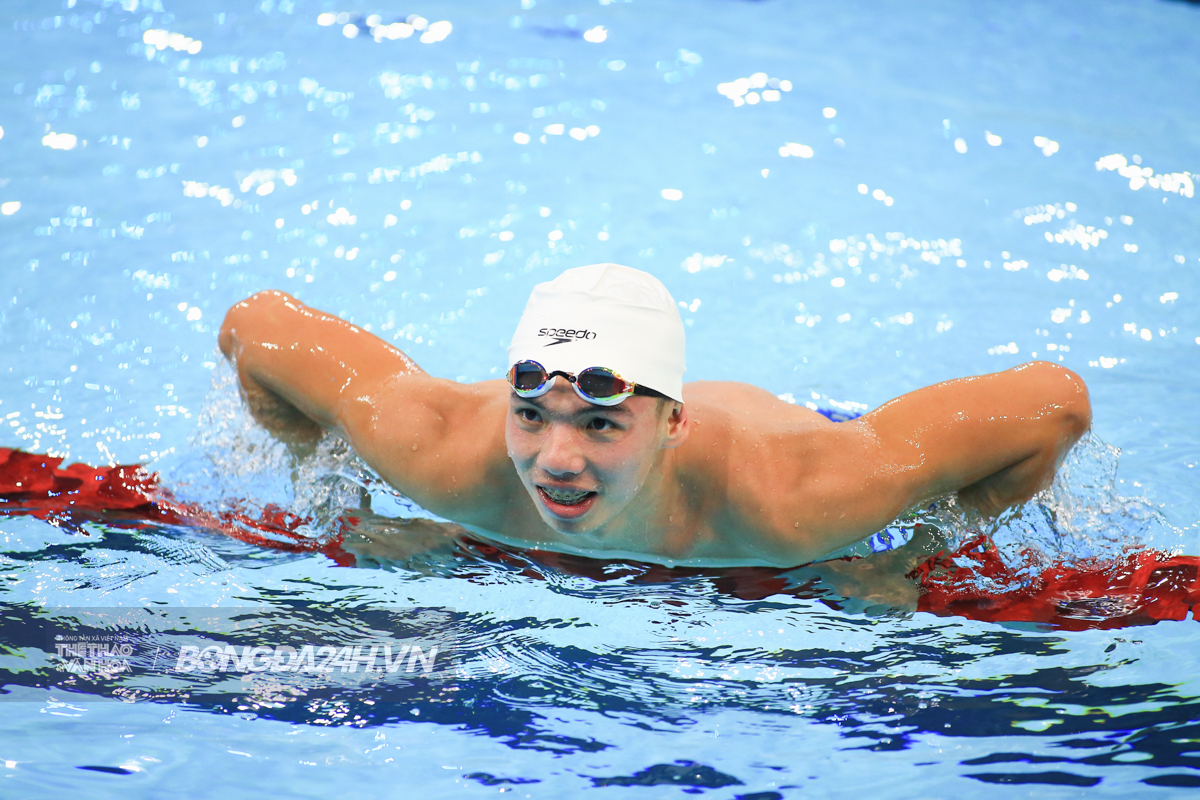 Huy Hoàng gặp sự cố dở khóc dở cười với quần bơi 1