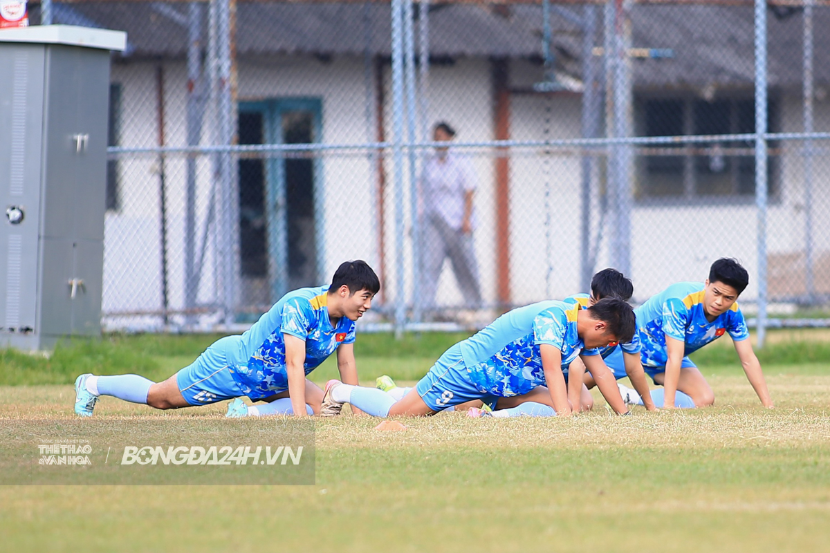 HLV Kim Sang Sik đem sa bàn vào sân tập 2 HLV Kim Sang Sik đem sa bàn vào sân tập 2