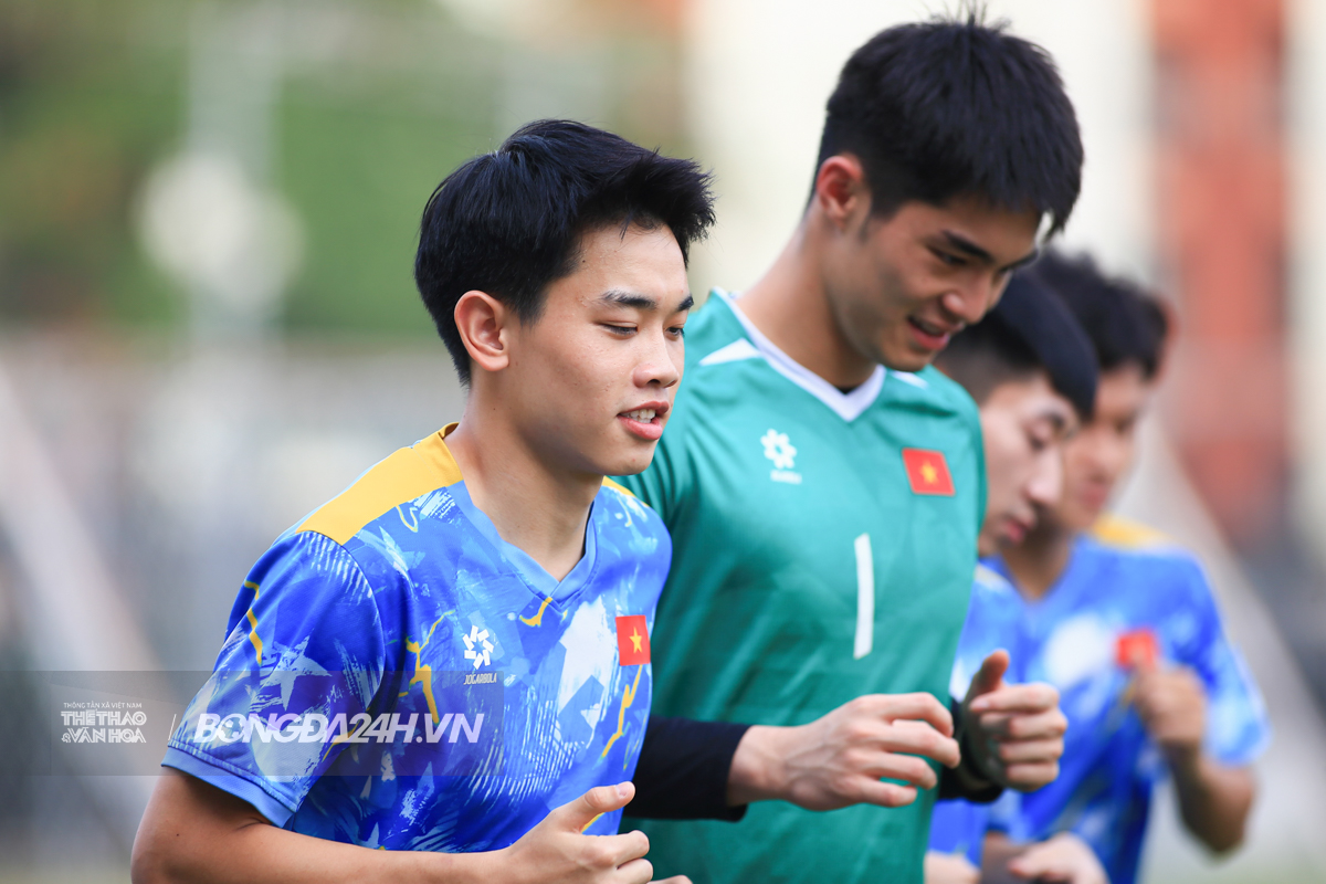 HLV Kim Sang Sik đem sa bàn vào sân tập 6 HLV Kim Sang Sik đem sa bàn vào sân tập 6