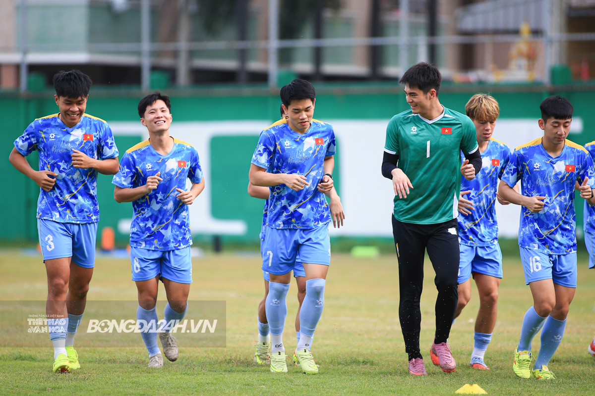 HLV Kim Sang Sik đem sa bàn vào sân tập 8 HLV Kim Sang Sik đem sa bàn vào sân tập 8
