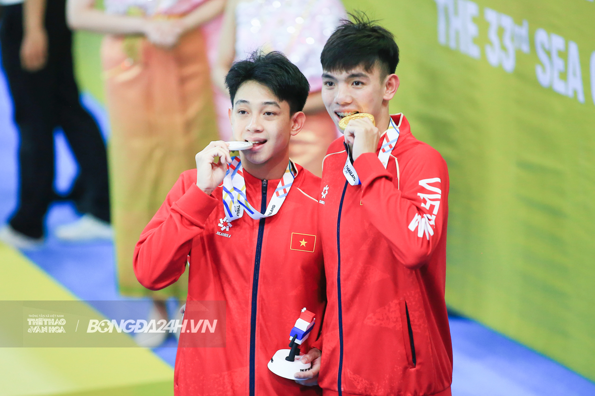 Huy Hoàng gặp sự cố dở khóc dở cười với quần bơi 4