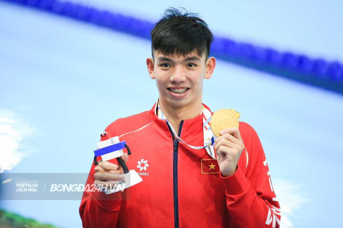 Huy Hoàng gặp sự cố dở khóc dở cười với quần bơi 3