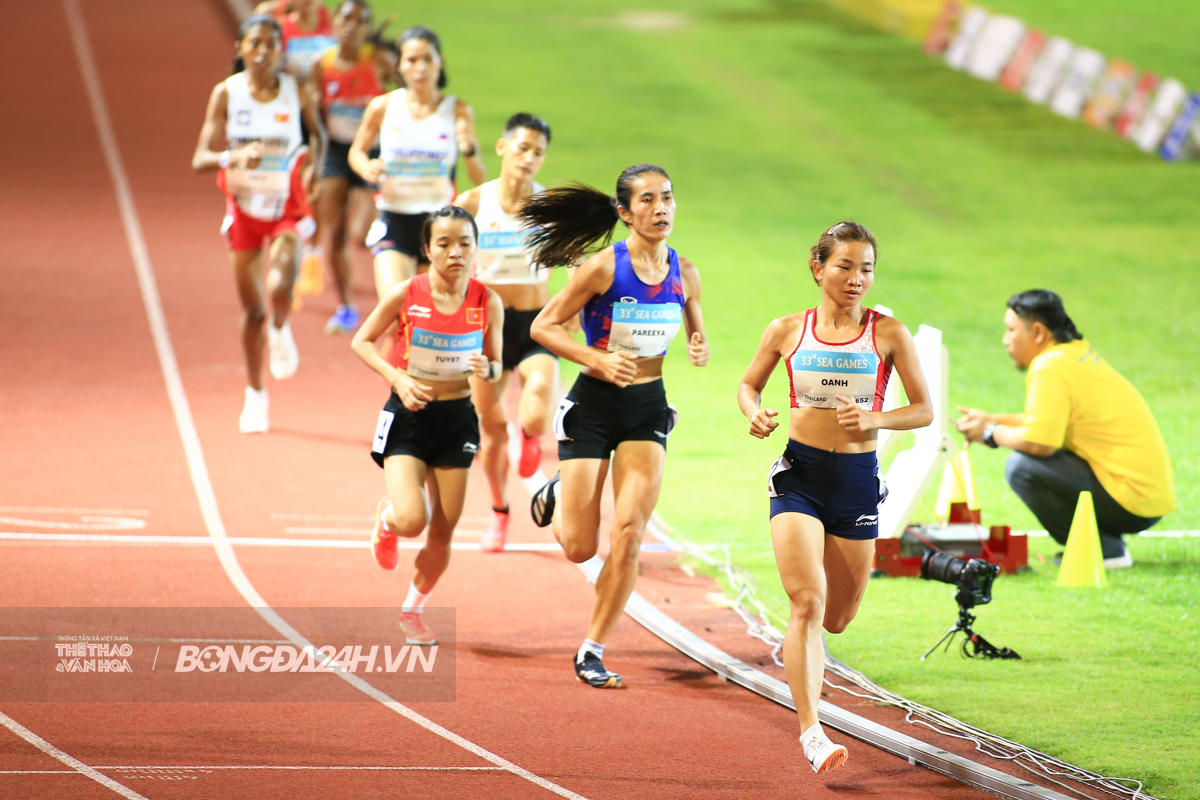 Nguyễn Thị Oanh, Lê Thị Tuyết tạo cuộc đua song mã trên đường chạy 1500m 2 Nguyễn Thị Oanh, Lê Thị Tuyết tạo cuộc đua song mã trên đường chạy 1500m 2