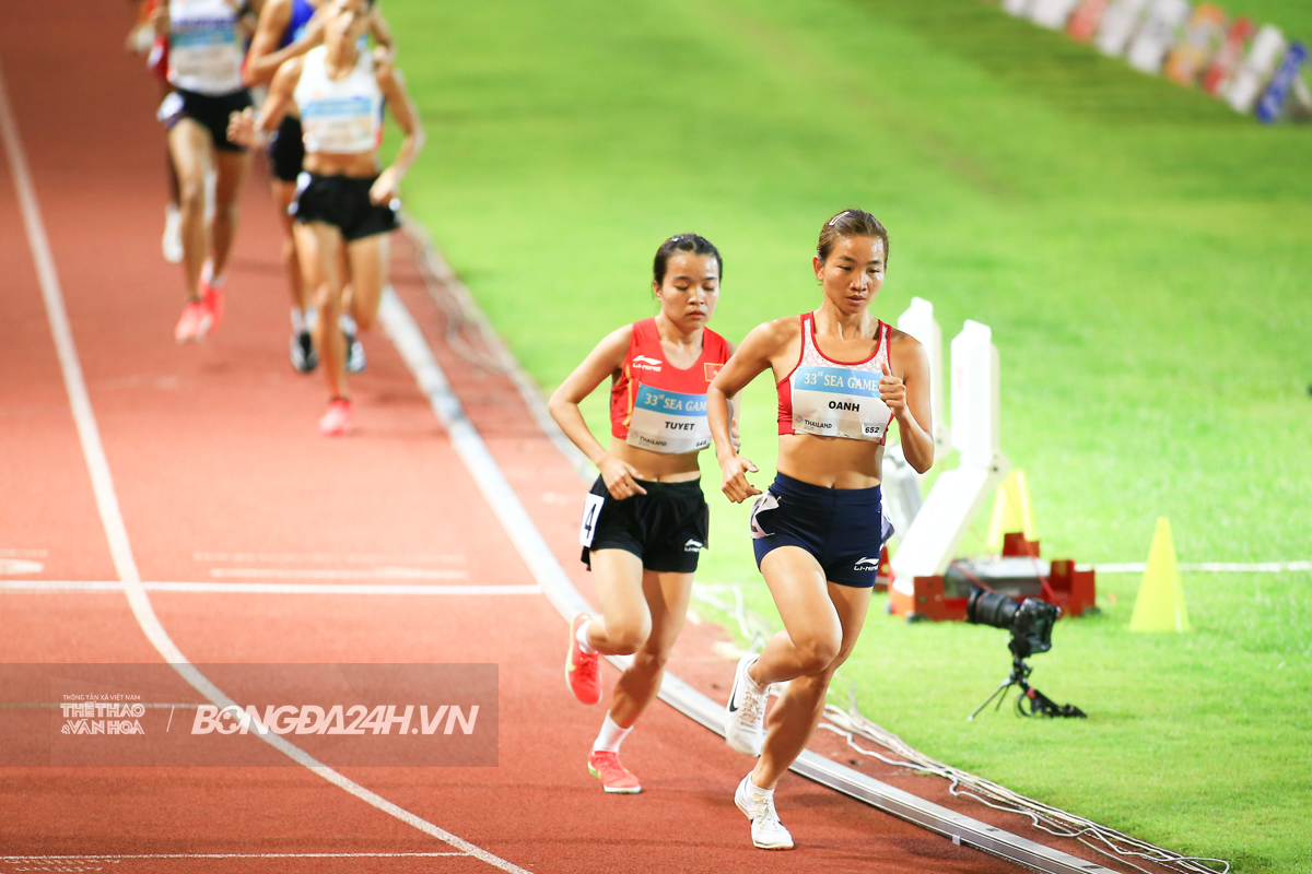 Nguyễn Thị Oanh, Lê Thị Tuyết tạo cuộc đua song mã trên đường chạy 1500m 3 Nguyễn Thị Oanh, Lê Thị Tuyết tạo cuộc đua song mã trên đường chạy 1500m 3