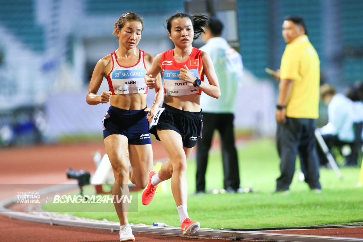 Nguyễn Thị Oanh, Lê Thị Tuyết tạo cuộc đua song mã trên đường chạy 1500m 5 Nguyễn Thị Oanh, Lê Thị Tuyết tạo cuộc đua song mã trên đường chạy 1500m 5