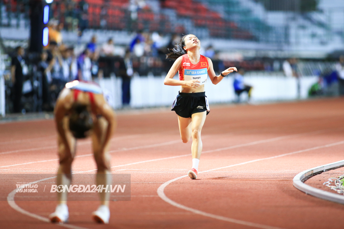 Nguyễn Thị Oanh, Lê Thị Tuyết tạo cuộc đua song mã trên đường chạy 1500m 7 Nguyễn Thị Oanh, Lê Thị Tuyết tạo cuộc đua song mã trên đường chạy 1500m 7