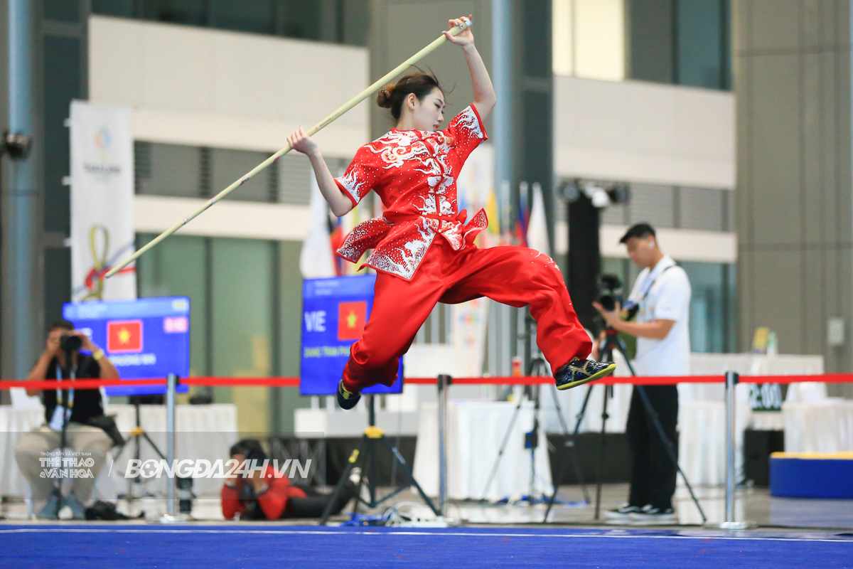 Búp bê wushu Việt Nam nén đau hoàn thành bài thi 3 Búp bê wushu Việt Nam nén đau hoàn thành bài thi 3