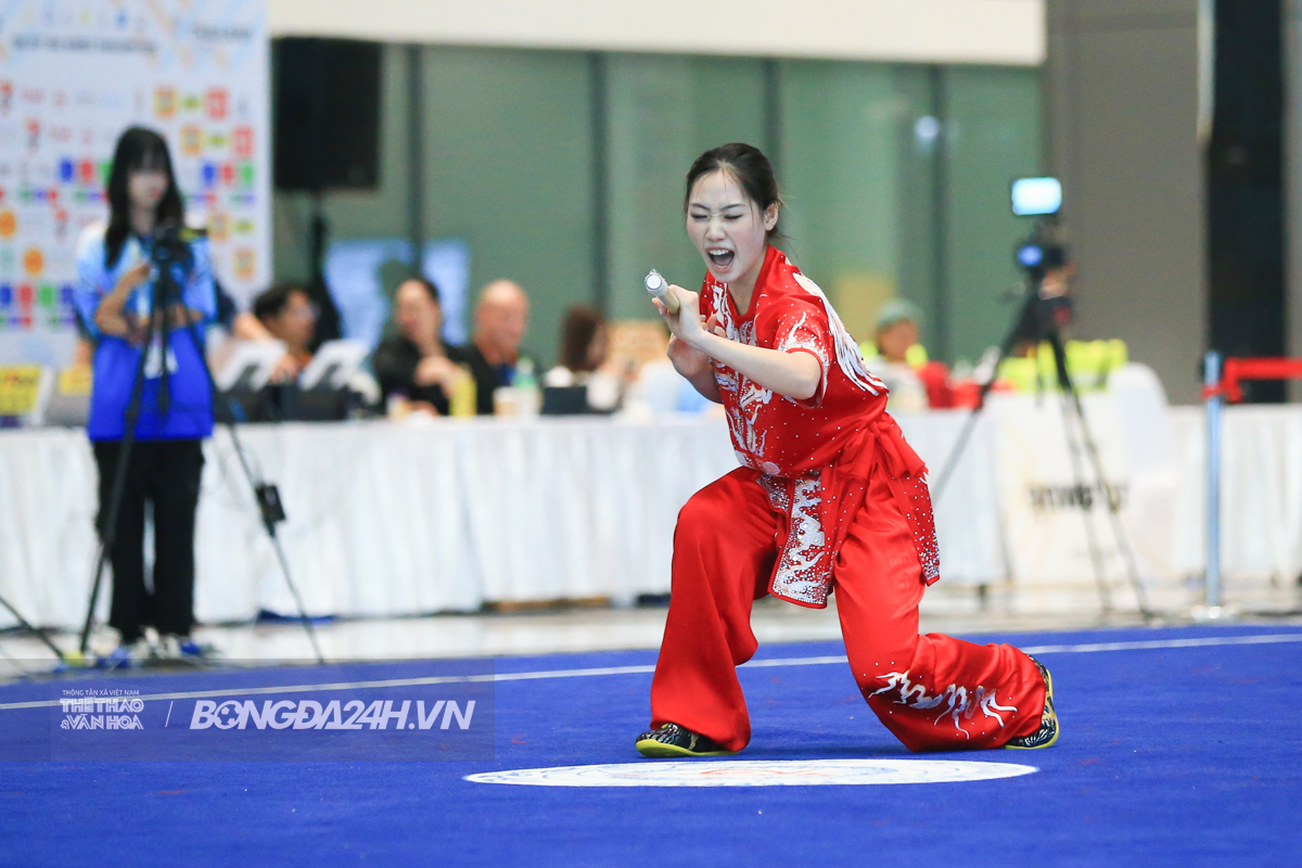 Búp bê wushu Việt Nam nén đau hoàn thành bài thi 4 Búp bê wushu Việt Nam nén đau hoàn thành bài thi 4