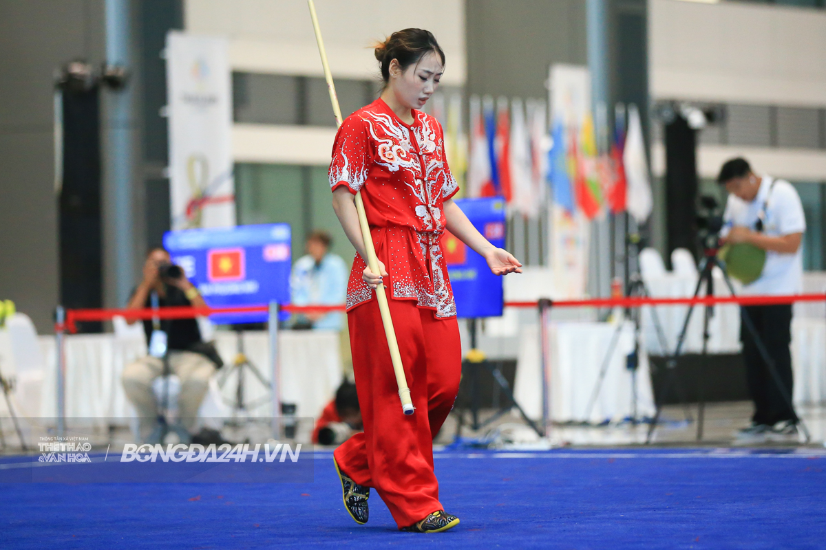 Búp bê wushu Việt Nam nén đau hoàn thành bài thi 7 Búp bê wushu Việt Nam nén đau hoàn thành bài thi 7