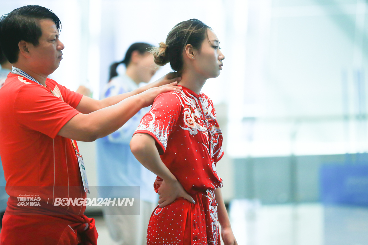 Búp bê wushu Việt Nam nén đau hoàn thành bài thi 8 Búp bê wushu Việt Nam nén đau hoàn thành bài thi 8