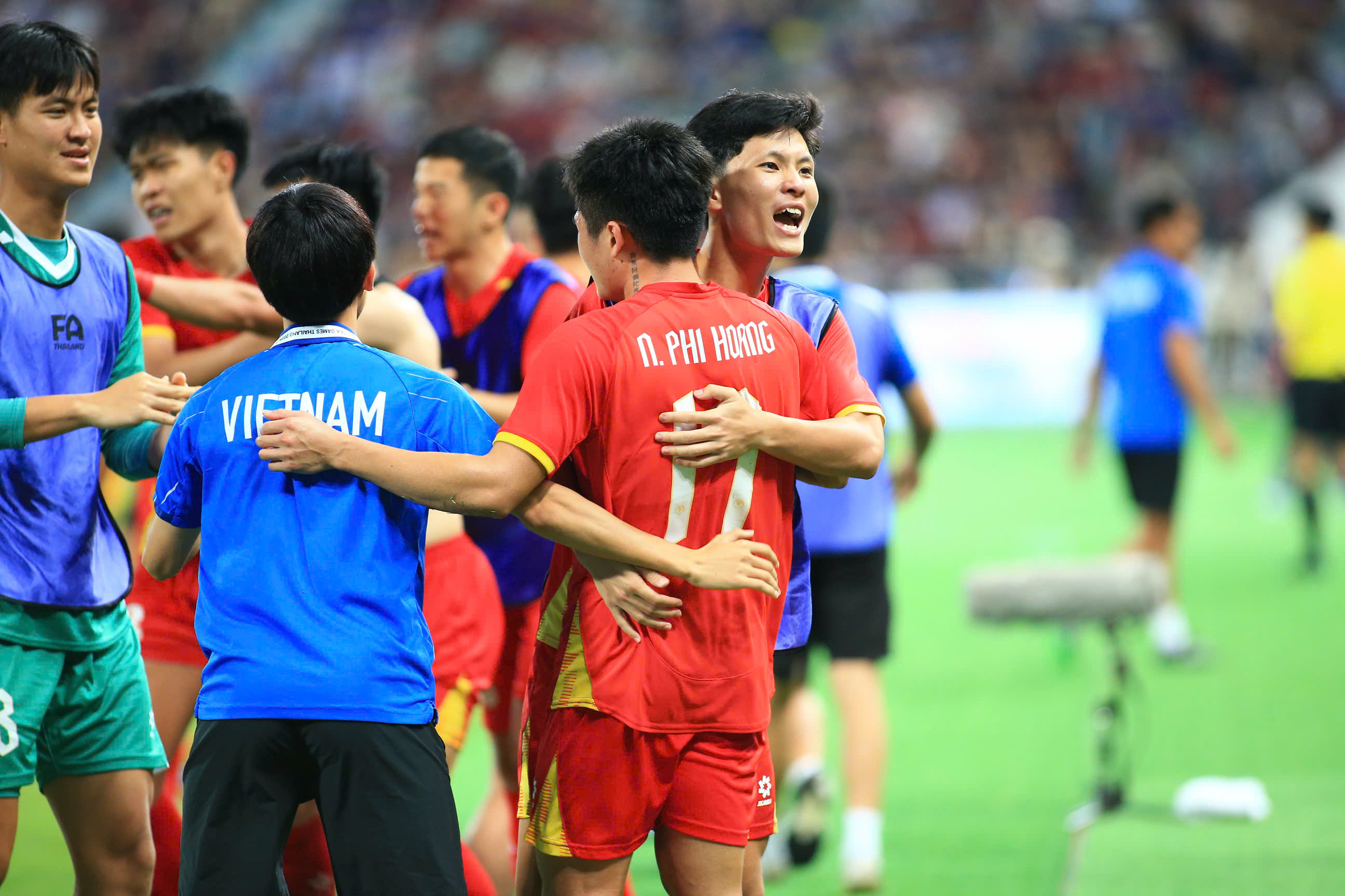 Chuyến tàu lượn cảm xúc của U22 Việt Nam trong đêm Bangkok huyền ảo 1 Chuyến tàu lượn cảm xúc của U22 Việt Nam trong đêm Bangkok huyền ảo 1