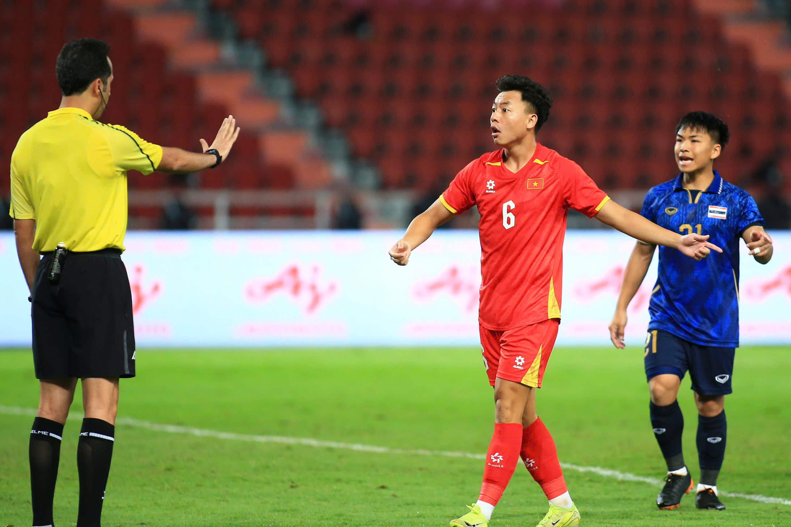 Chuyến tàu lượn cảm xúc của U22 Việt Nam trong đêm Bangkok huyền ảo 2 Chuyến tàu lượn cảm xúc của U22 Việt Nam trong đêm Bangkok huyền ảo 2