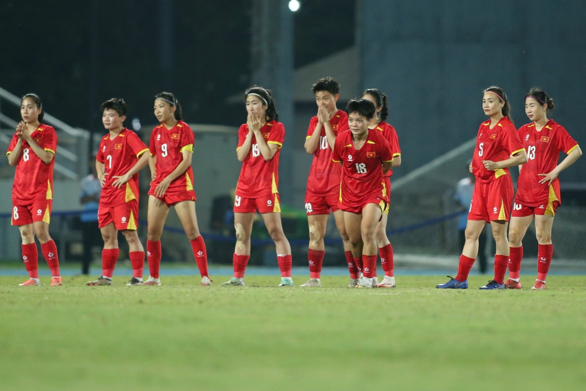 HLV Kim Sang Sik có lý khi nghi ngờ trọng tài 2 HLV Kim Sang Sik có lý khi nghi ngờ trọng tài 2