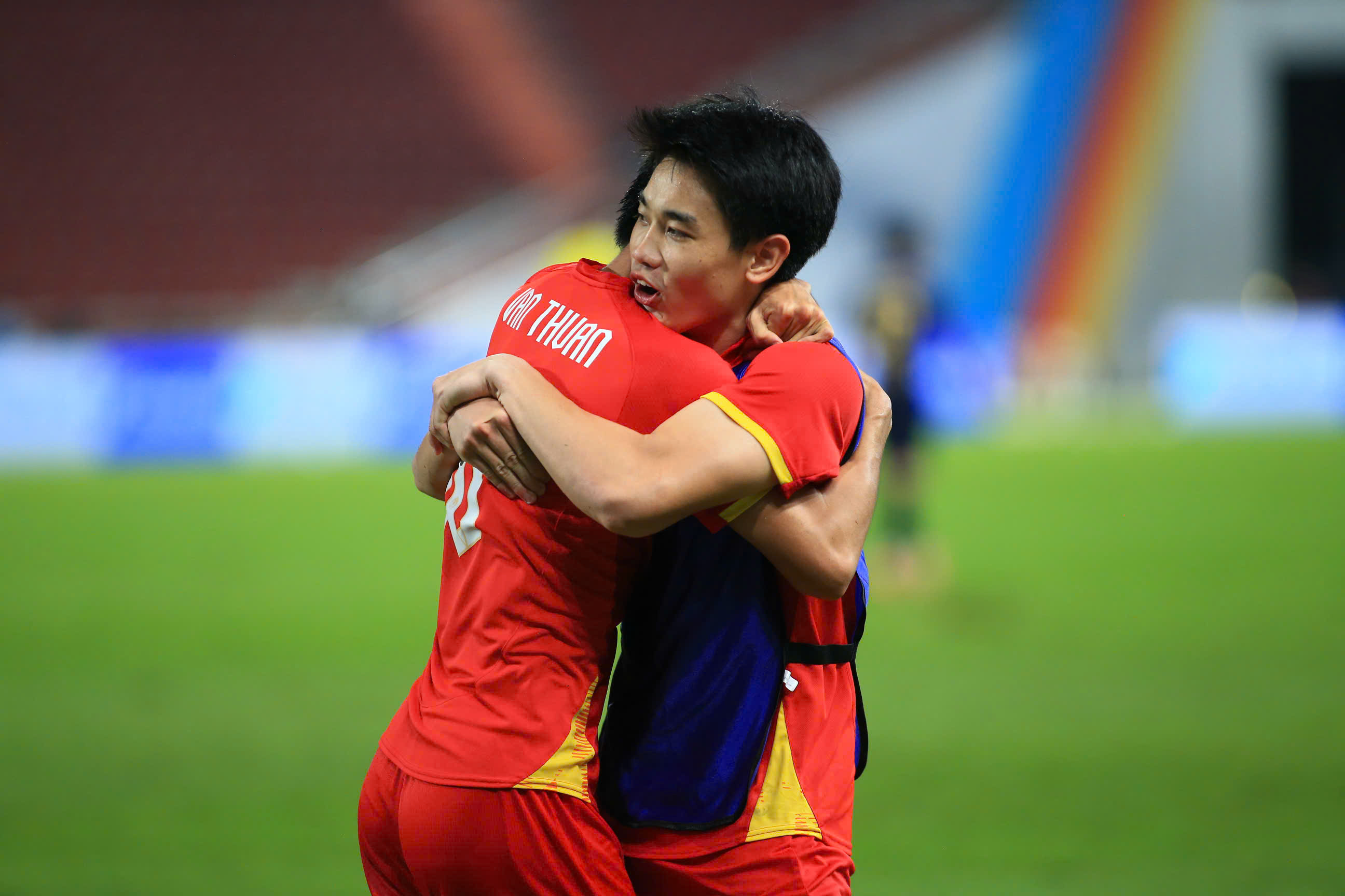 Đình Bắc ăn mừng cùng đồng đội sau tấm HCV SEA Games 33 dinh Bac an mung cung dong doi sau tam HCV SEA Games 33