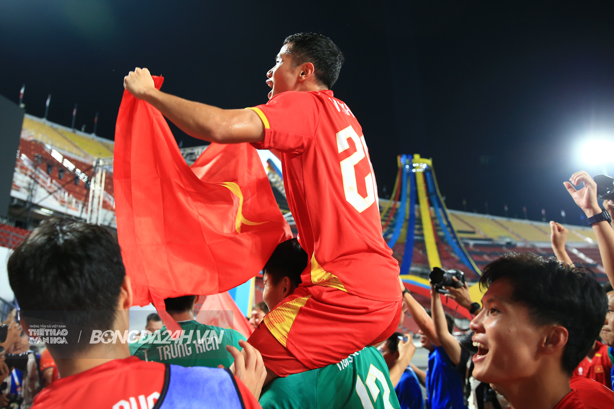 Hai chiến thắng cảm xúc của HLV Kim Sang Sik 3 Hai chiến thắng cảm xúc của HLV Kim Sang Sik 3