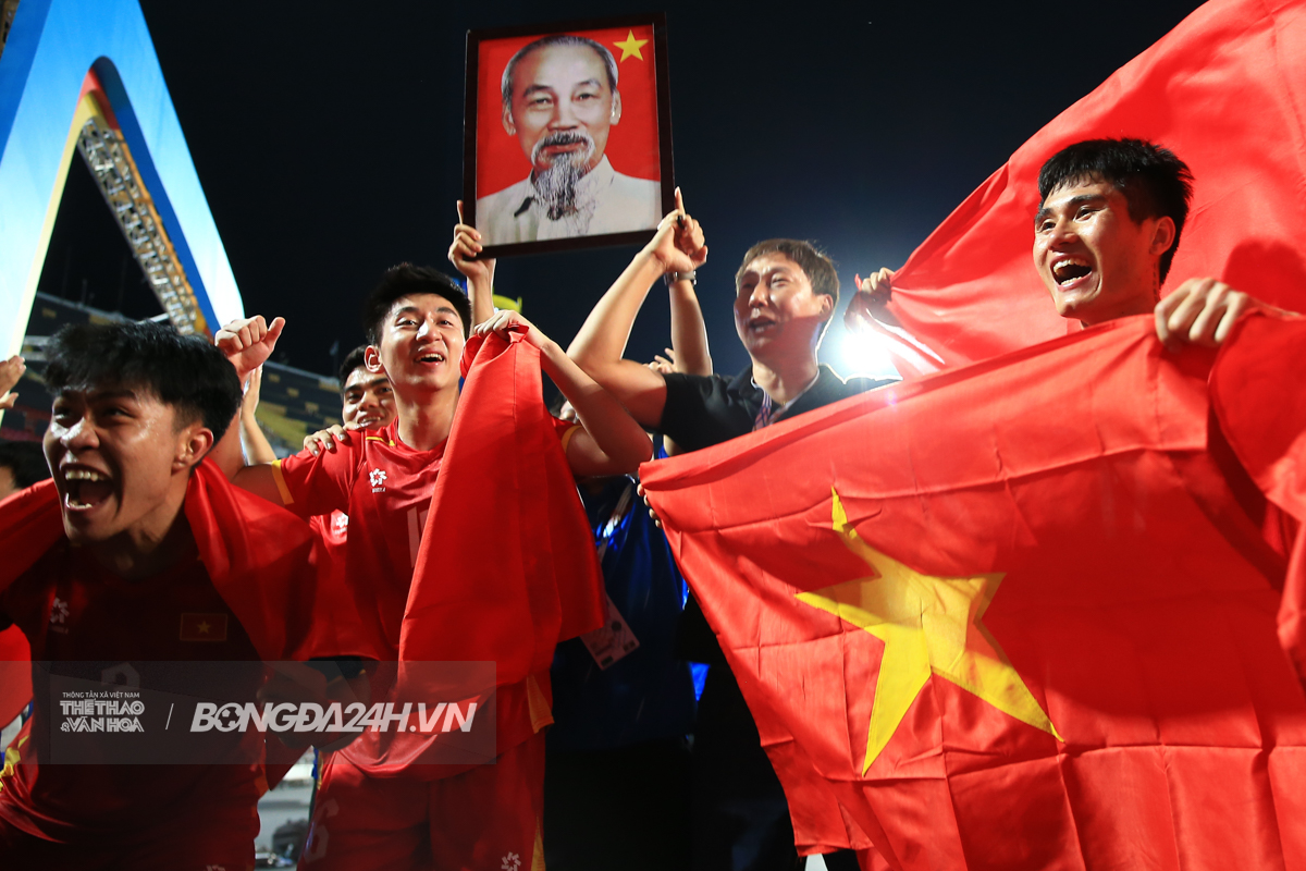 HLV Kim Sang Sik SEA Games 33 chung kết 18/12 HLV Kim Sang Sik SEA Games 33 chung ket 18/12