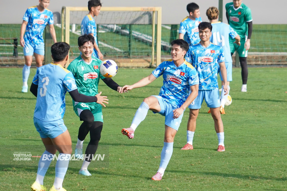 ĐT U23 Việt Nam bước vào buổi tập đầu tiên 1