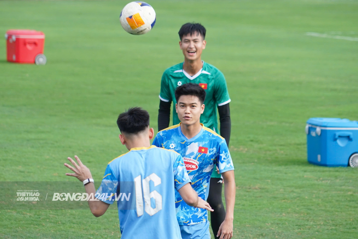 ĐT U23 Việt Nam bước vào buổi tập đầu tiên 7