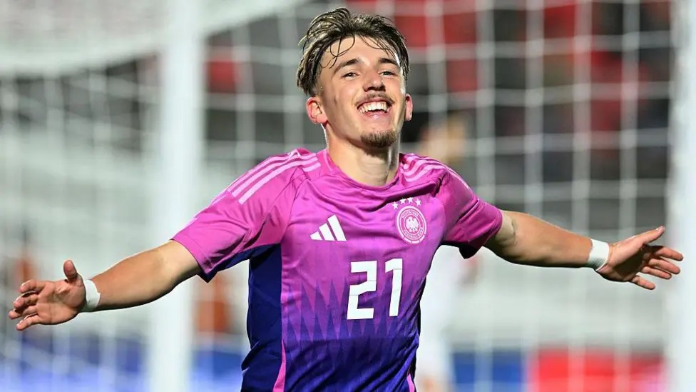 Sự trỗi dậy của “viên ngọc” Lennart Karl 3