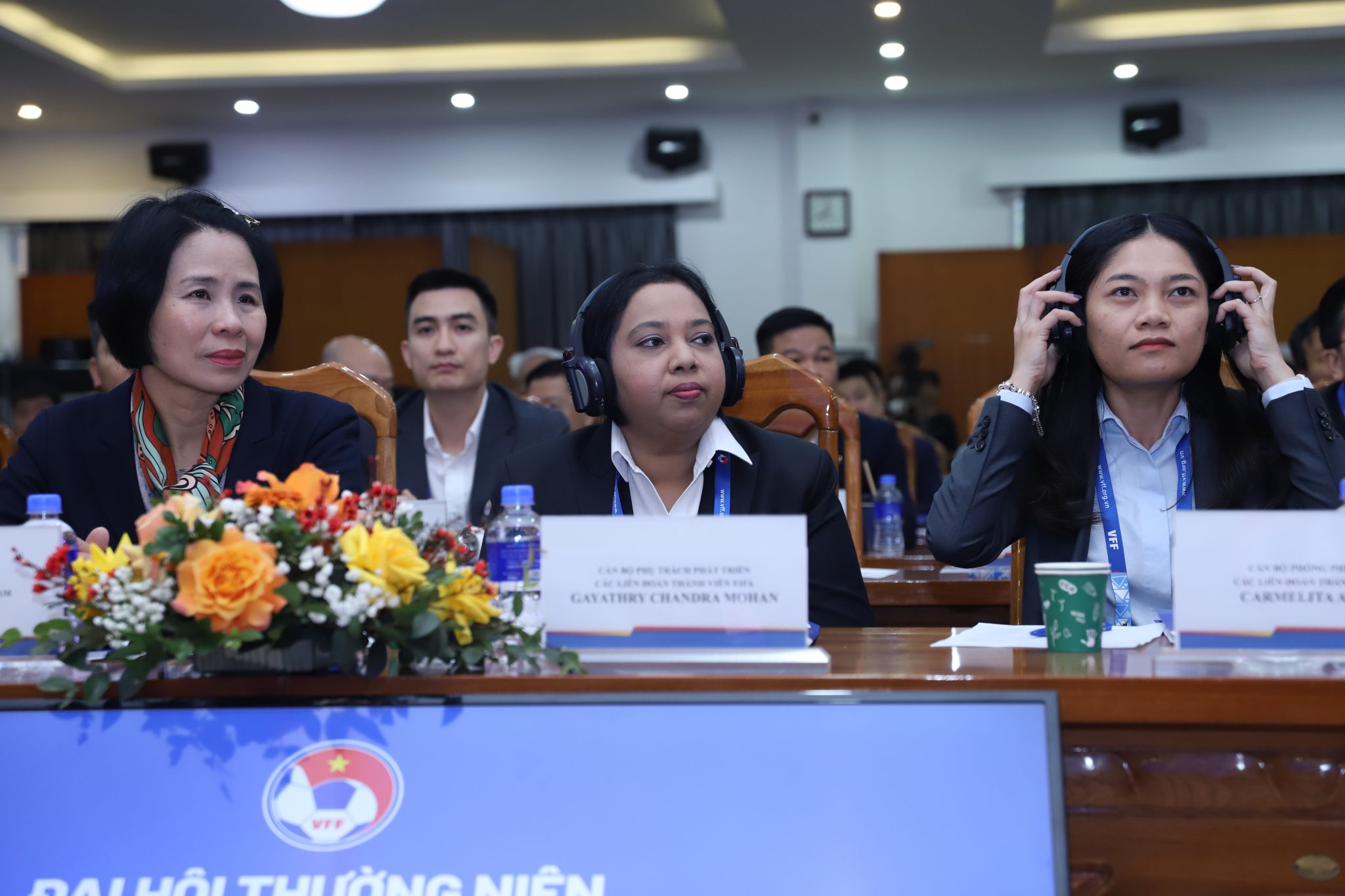 Ba Gayathry Chandra Mohan – Giam doc Phat trien cac Lien doan thanh vien cua FIFA (giua) tham du dai hoi Thuong nien LdBdVN nam 2025