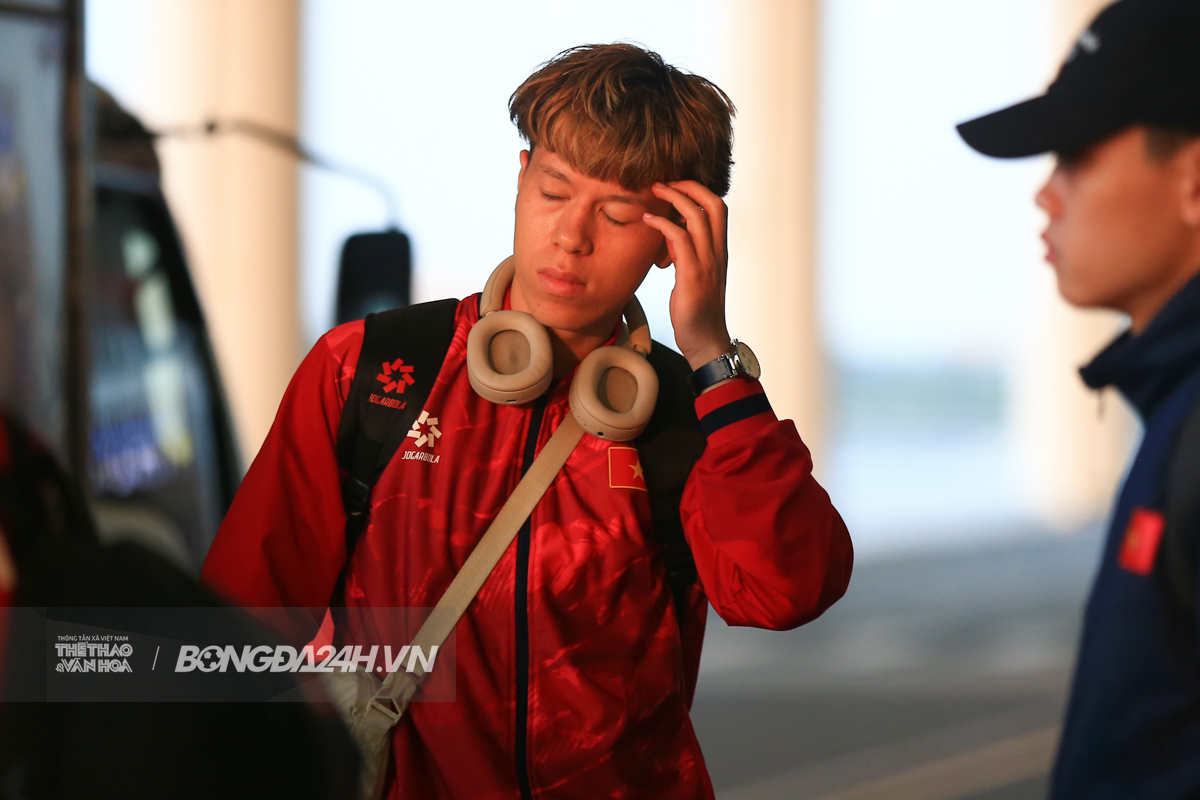 HLV Kim Sang Sik chiều fan, Đình Bắc che kín mặt trên đường sang Qatar 2