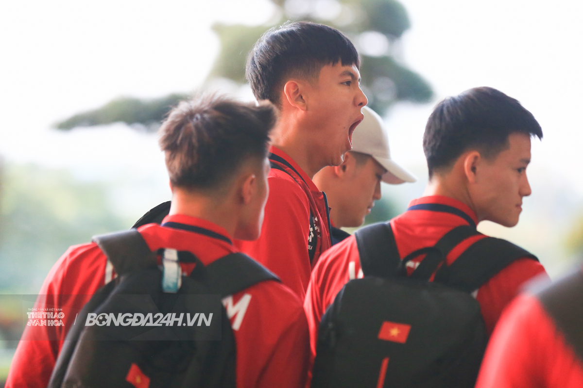 HLV Kim Sang Sik chiều fan, Đình Bắc che kín mặt trên đường sang Qatar 3