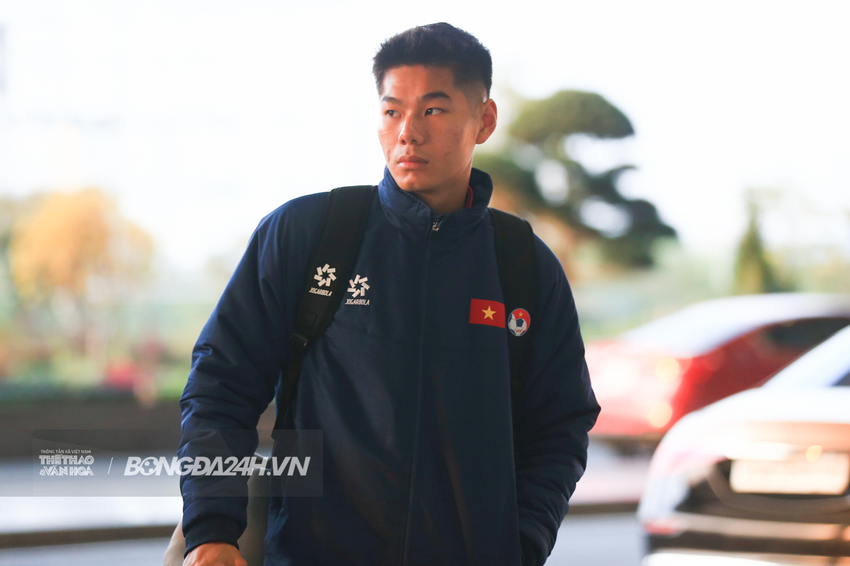 HLV Kim Sang Sik chiều fan, Đình Bắc che kín mặt trên đường sang Qatar 4
