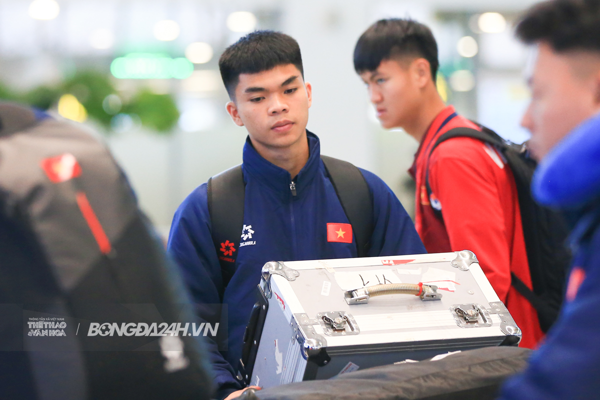 HLV Kim Sang Sik chiều fan, Đình Bắc che kín mặt trên đường sang Qatar 5