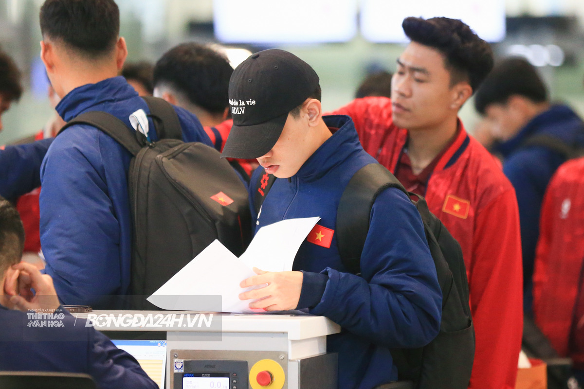 HLV Kim Sang Sik chiều fan, Đình Bắc che kín mặt trên đường sang Qatar 7