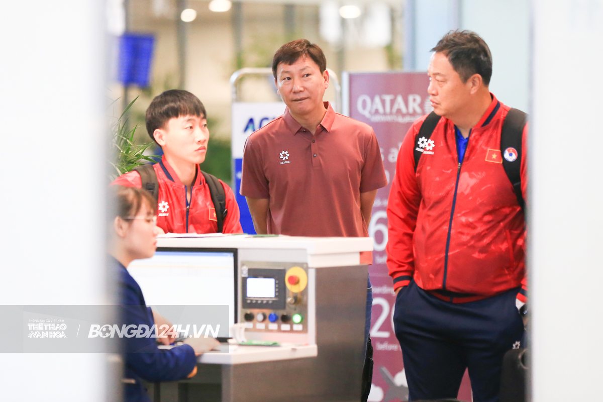HLV Kim Sang Sik chiều fan, Đình Bắc che kín mặt trên đường sang Qatar 6