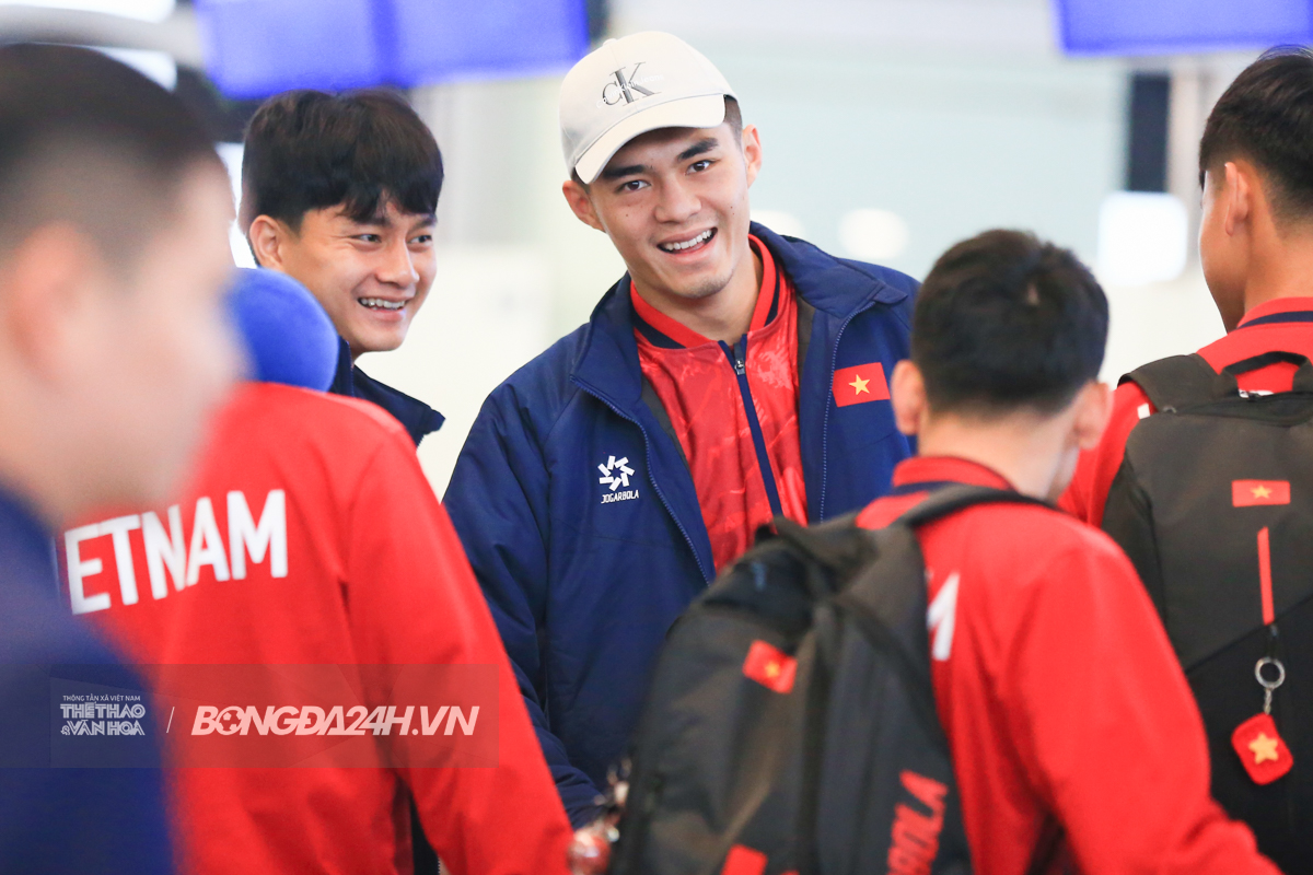 HLV Kim Sang Sik chiều fan, Đình Bắc che kín mặt trên đường sang Qatar 8