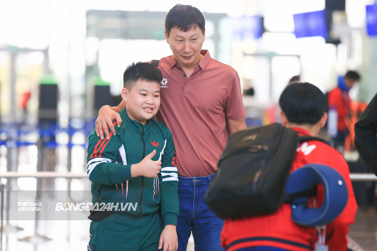 HLV Kim Sang Sik chiều fan, Đình Bắc che kín mặt trên đường sang Qatar 9