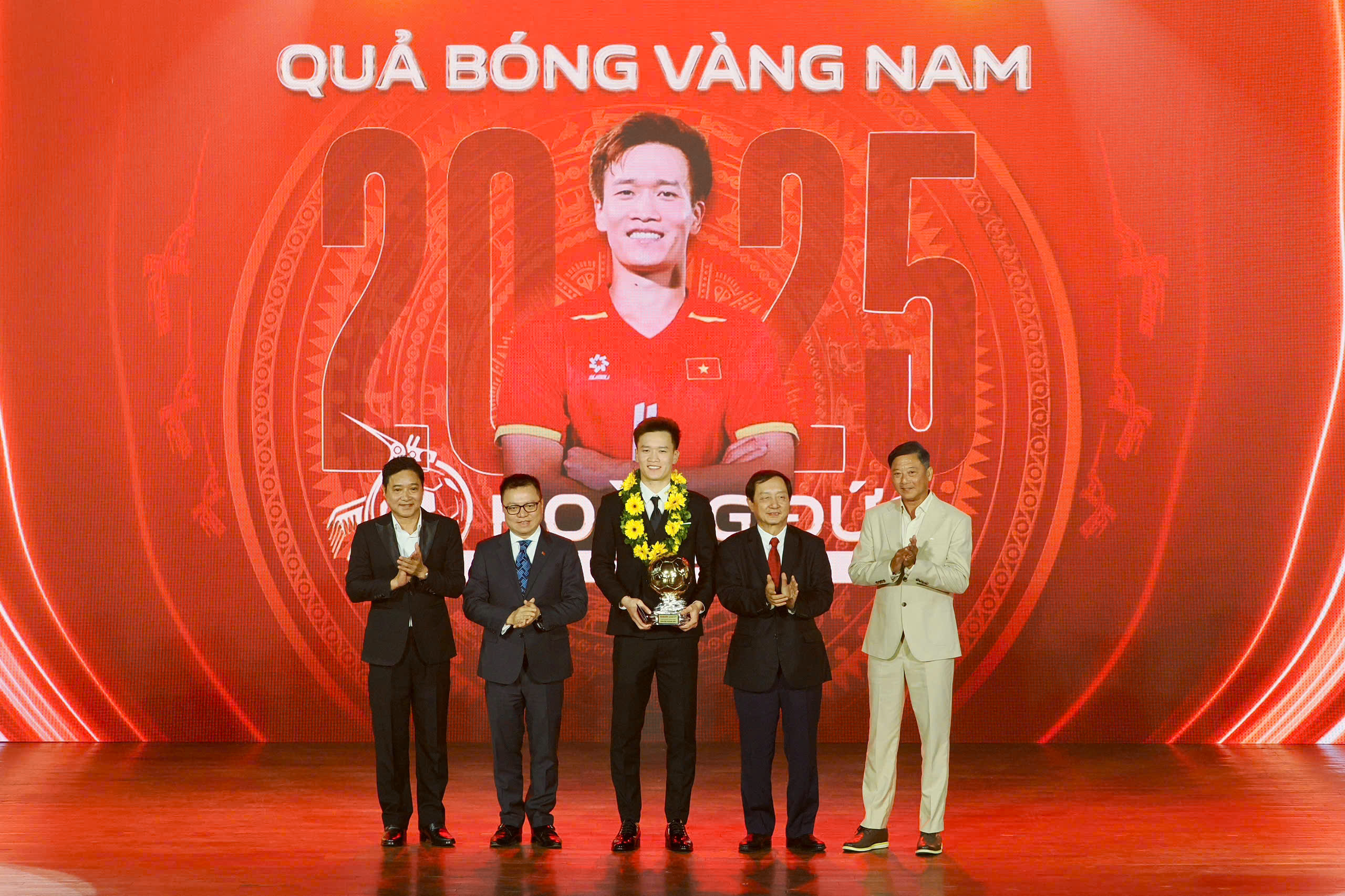 Hoang duc nhan danh hieu Qua bong vang Viet Nam 2025