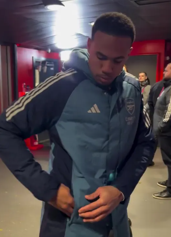 Gabriel Magalhaes chế giễu cầu thủ Aston Villa 1