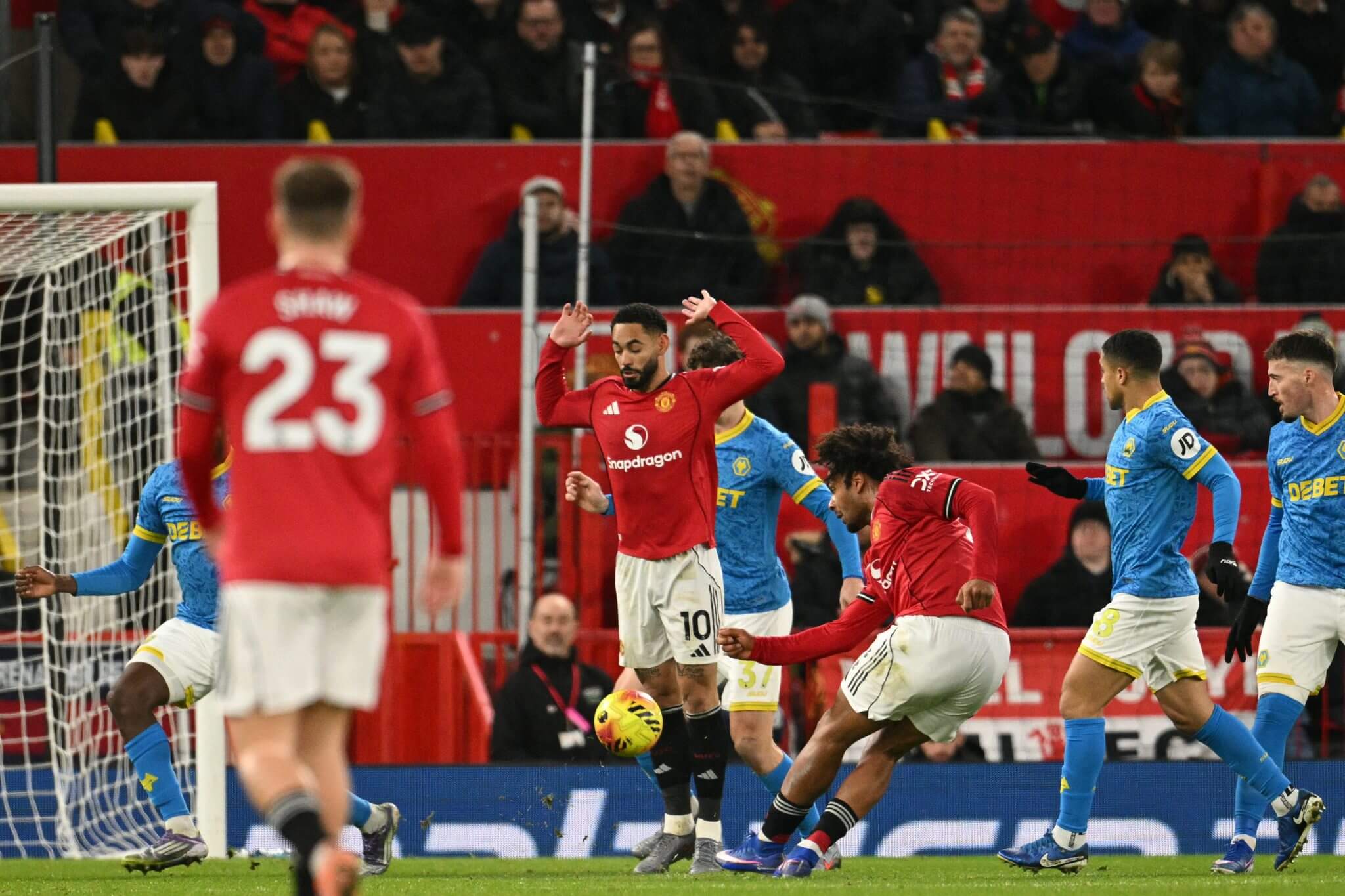 Những tiếng la ó vang lên tại Old Trafford khi Quỷ đỏ lại một lần nữa bỏ lỡ cơ hội vươn lên 3 Những tiếng la ó vang lên tại Old Trafford khi Quỷ đỏ lại một lần nữa bỏ lỡ cơ hội vươn lên 3