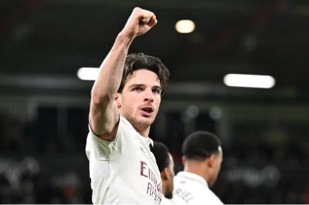 Declan Rice lập cú đúp trong chiến thắng 3-2 của Arsenal trước Bournemouth. Declan Rice lap cu dup trong chien thang 3-2 cua Arsenal truoc Bournemouth.