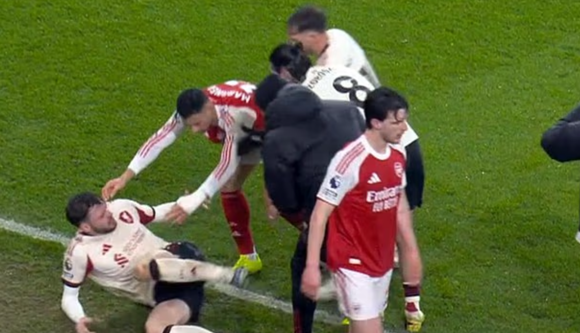 Gabriel Martinelli bị chỉ trích sau hành động không đẹp với Conor Bradley 1