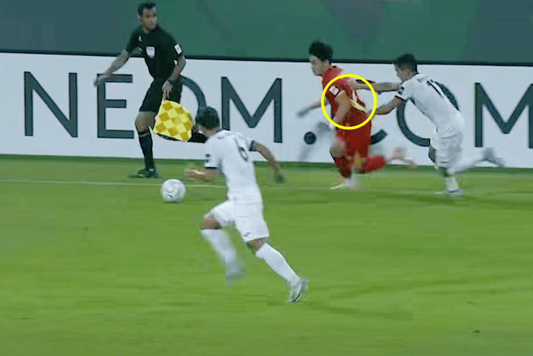 Đình Bắc bị đối thủ giật băng đội trưởng 1