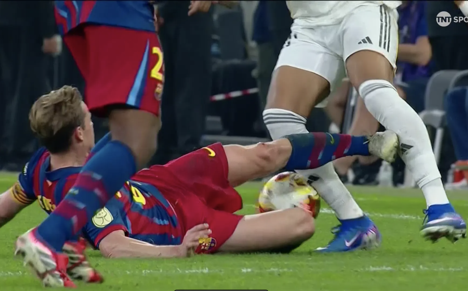 Frenkie de Jong bị đuổi khỏi sân sau pha vào bóng kinh hoàng với Mbappe 1 Frenkie de Jong bị đuổi khỏi sân sau pha vào bóng kinh hoàng với Mbappe 1