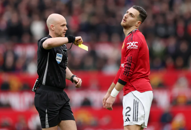 Diogo Dalot xứng đáng nhận thẻ đỏ sau pha vào bóng với Jeremy Doku 1