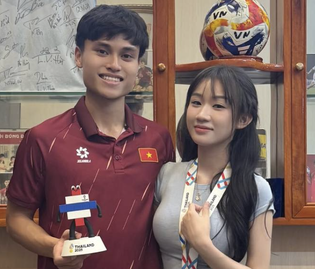 Bạn gái tiền vệ U23 Việt Nam gây sốt TikToker Gen Z sở hữu 3,7 triệu follow 4 Bạn gái tiền vệ U23 Việt Nam gây sốt TikToker Gen Z sở hữu 3,7 triệu follow 4