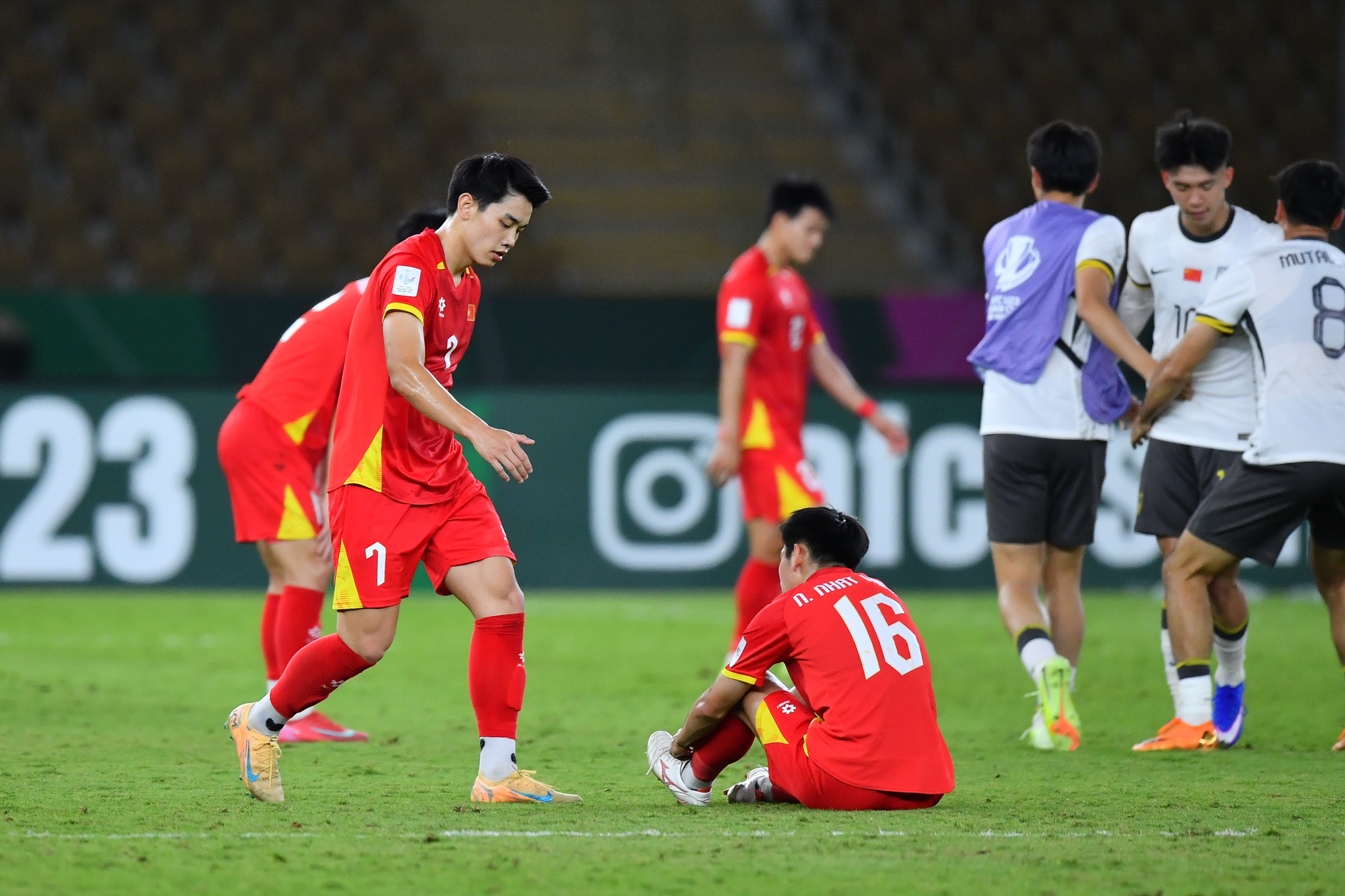 Đình Bắc an ủi đồng đội sau khi dừng bước tại bán kết U23 châu Á 3