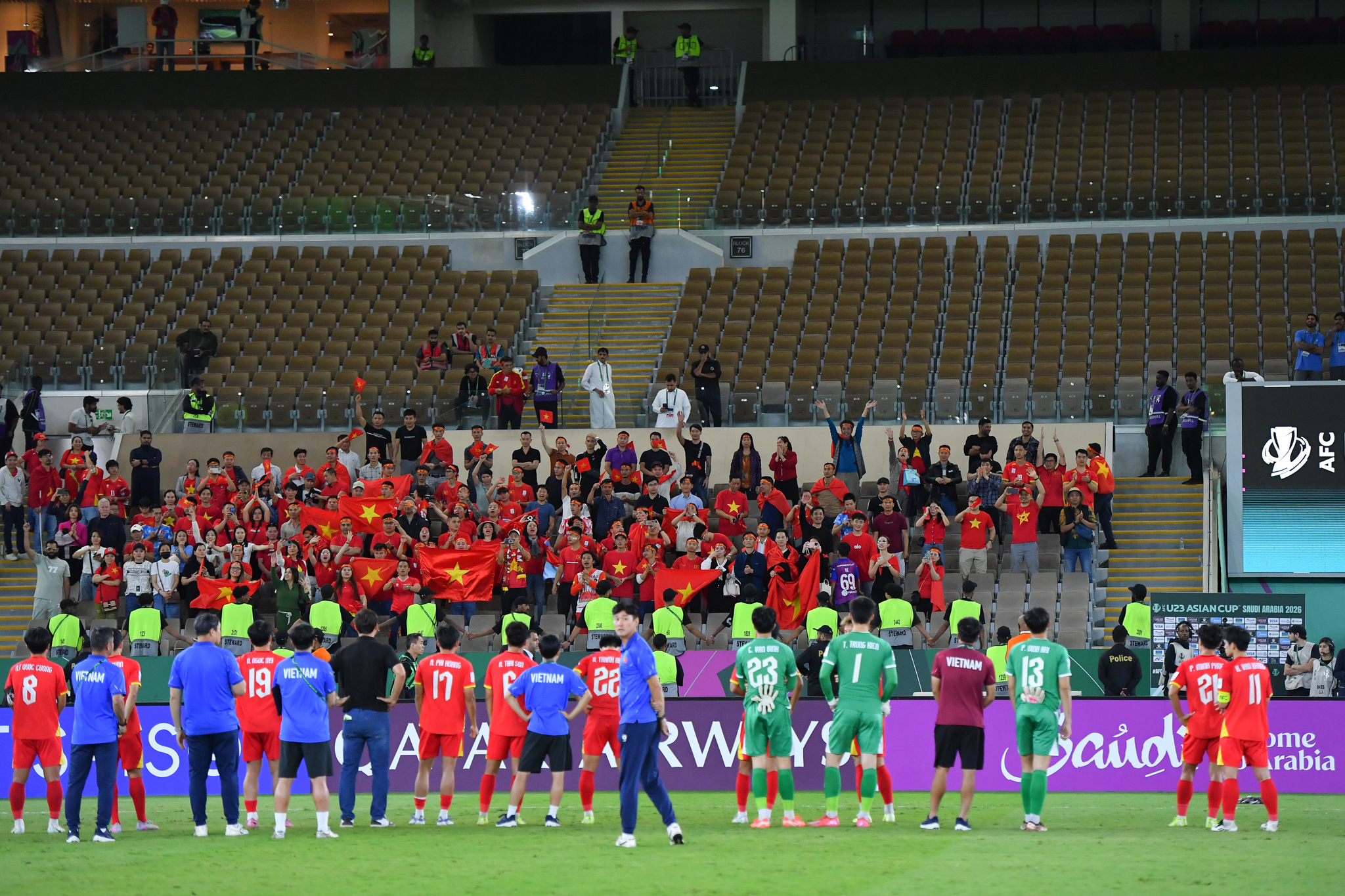 Đình Bắc an ủi đồng đội sau khi dừng bước tại bán kết U23 châu Á 5