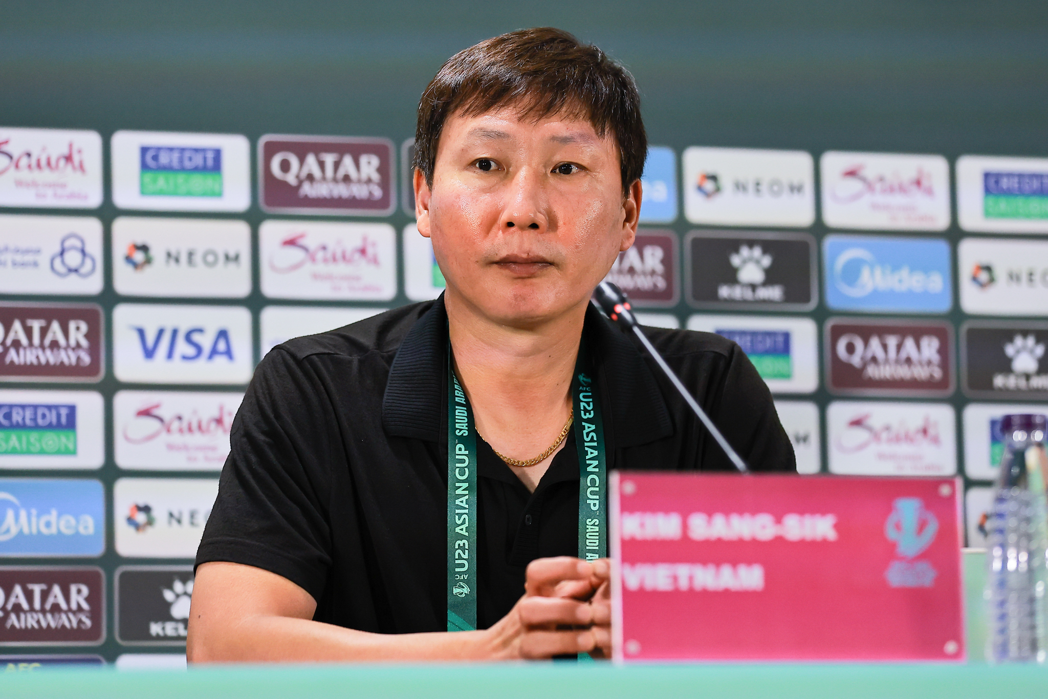 Đình Bắc an ủi đồng đội sau khi dừng bước tại bán kết U23 châu Á 7