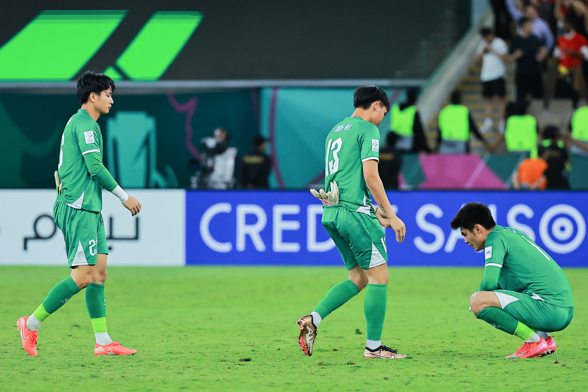 Đình Bắc an ủi đồng đội sau khi dừng bước tại bán kết U23 châu Á 2