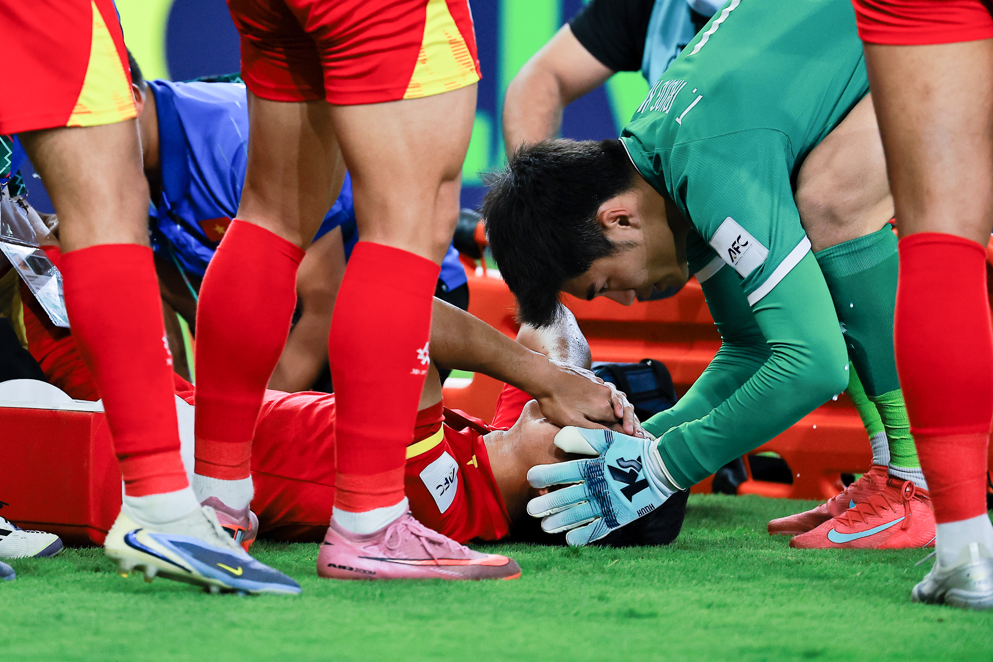 Đình Bắc an ủi đồng đội sau khi dừng bước tại bán kết U23 châu Á 6