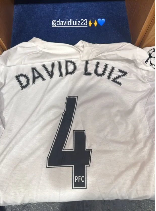 David Luiz tặng quà cho huyền thoại và cầu thủ Chelsea 2 David Luiz tặng quà cho huyền thoại và cầu thủ Chelsea 2