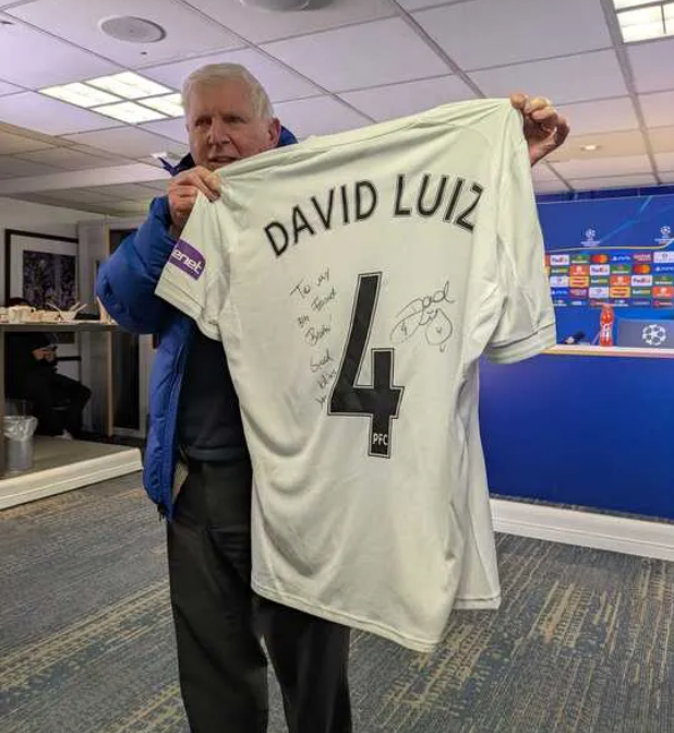 David Luiz tặng quà cho huyền thoại và cầu thủ Chelsea 1 David Luiz tặng quà cho huyền thoại và cầu thủ Chelsea 1