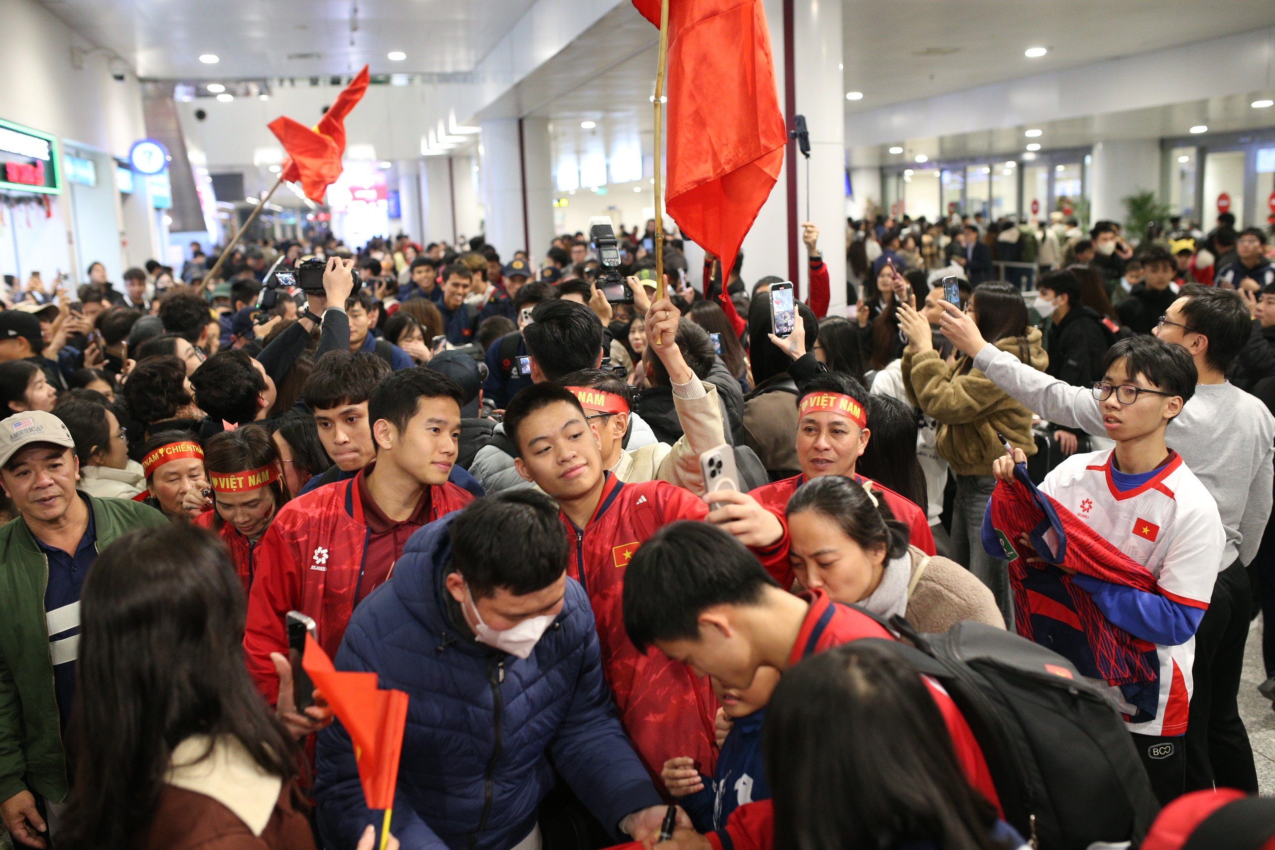 Fan quây kín chào đón HLV Kim Sang Sik và U23 Việt Nam về nước 7
